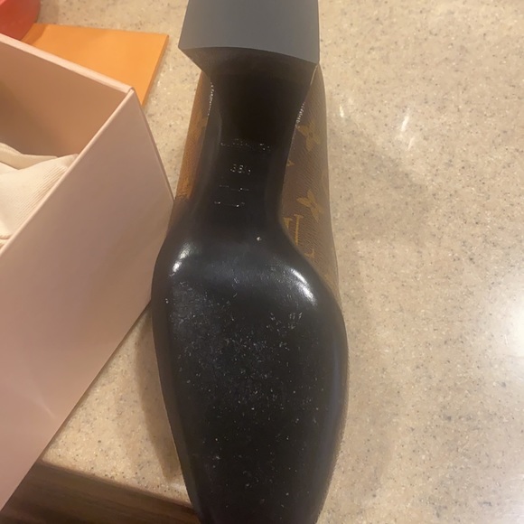 Brand new Lv pumps size 38.5 worn for 3 hours only asking $700 - Picture 3 of 4
